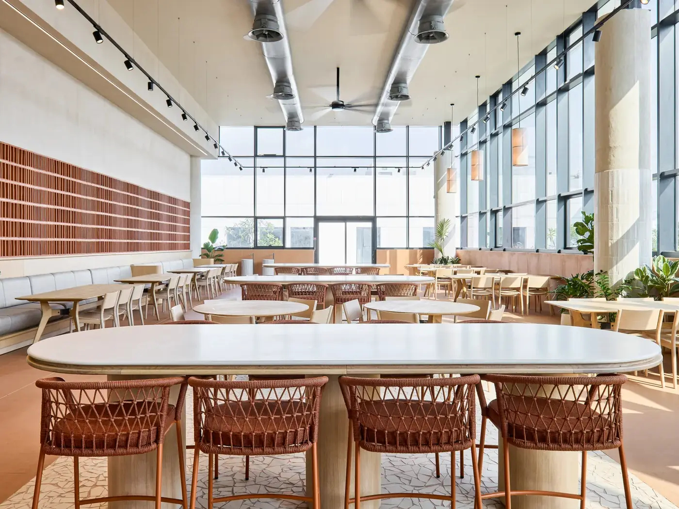 חדר האוכל במתחם Uvision בעמק חפר, גג משופע וחזית זכוכית